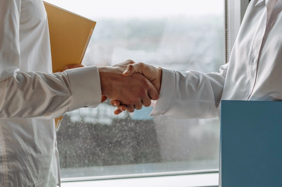 Stretta di mano tra due professionisti a conclusione di un accordo.