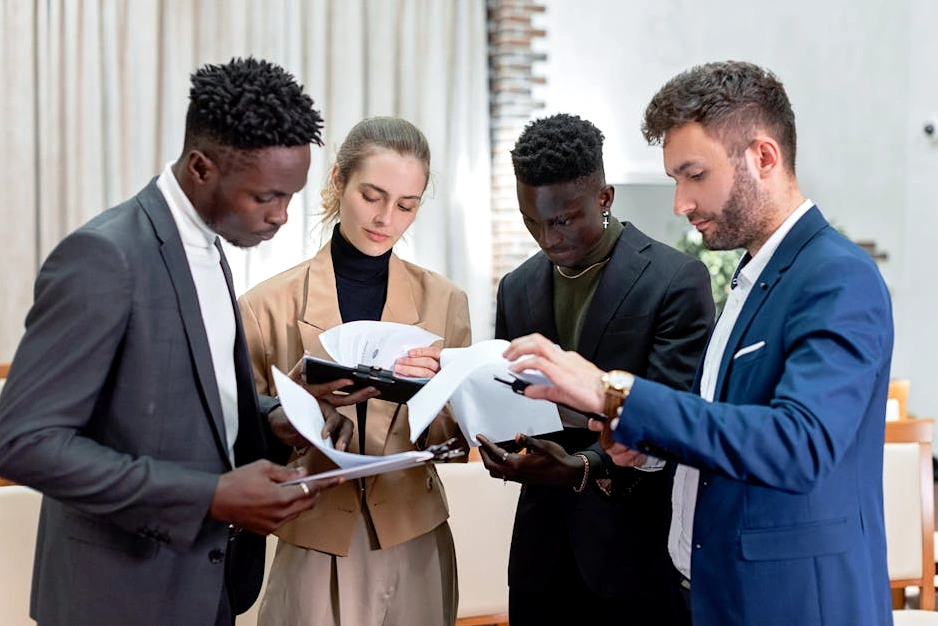 Sala riunioni moderna con professionisti che discutono di strategia aziendale.